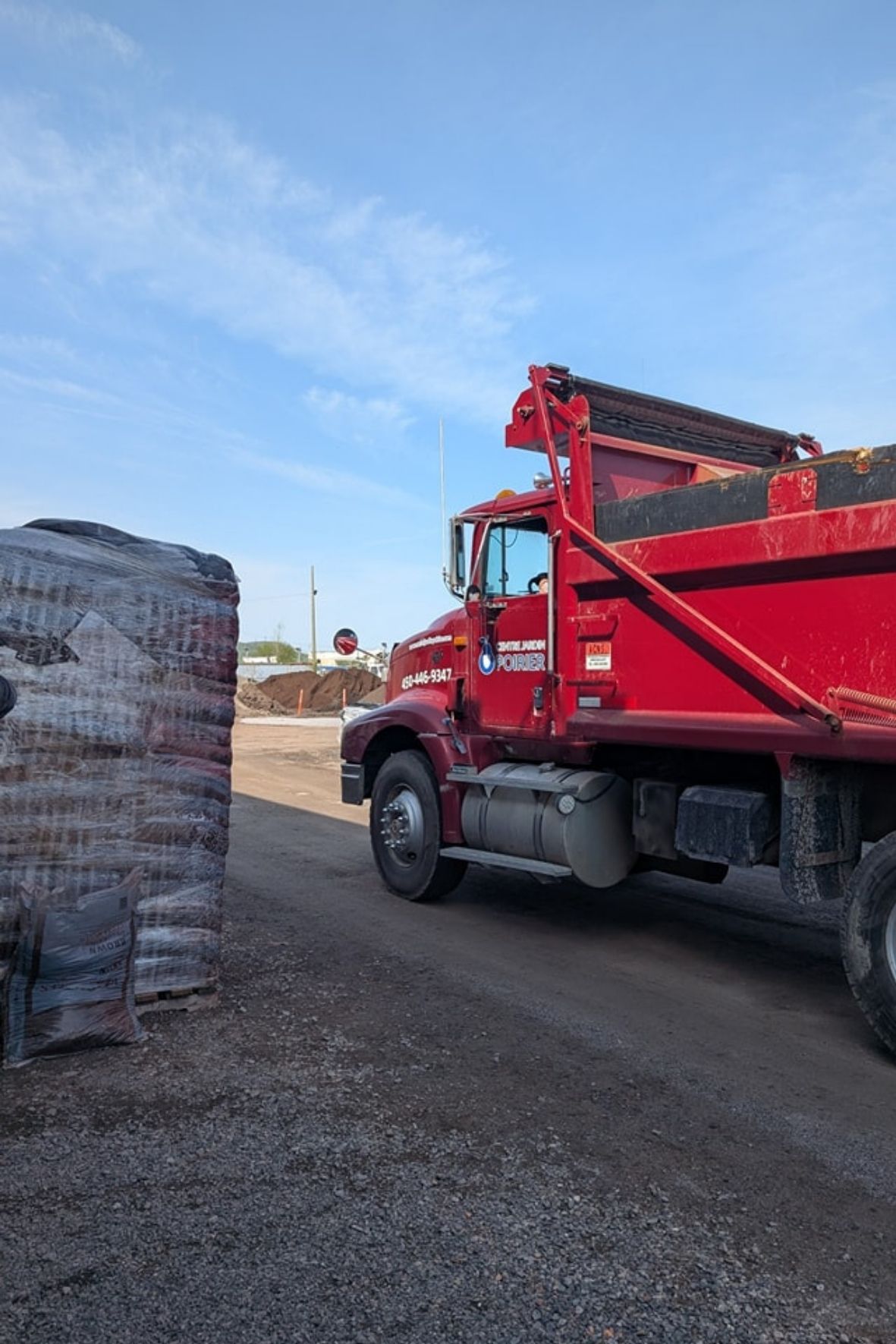 Camion stationné dans une zone de chargement de matériaux en vrac  à Chambly