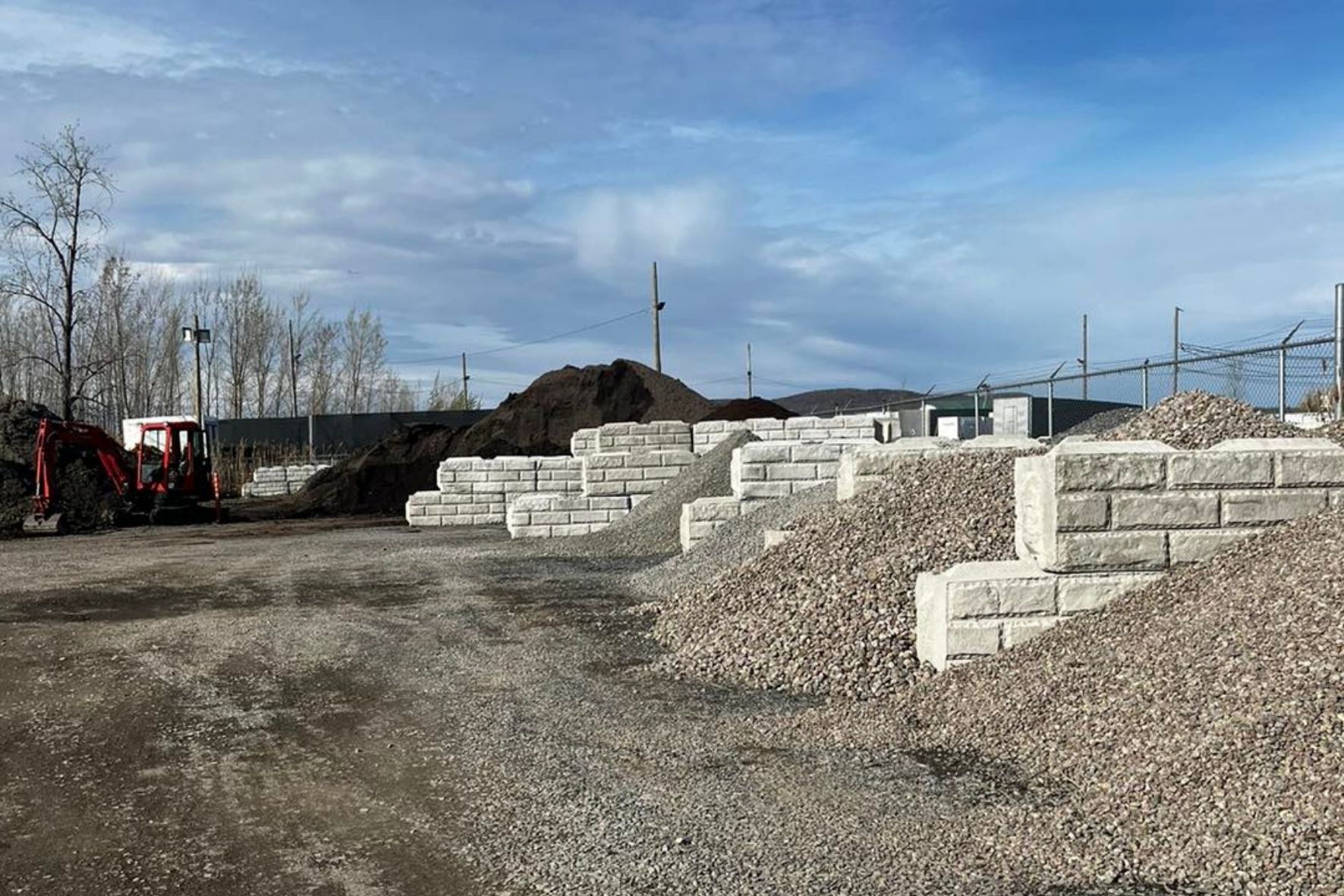 Zone extérieure avec blocs empilés et amas de pierre concassée à McMasterville